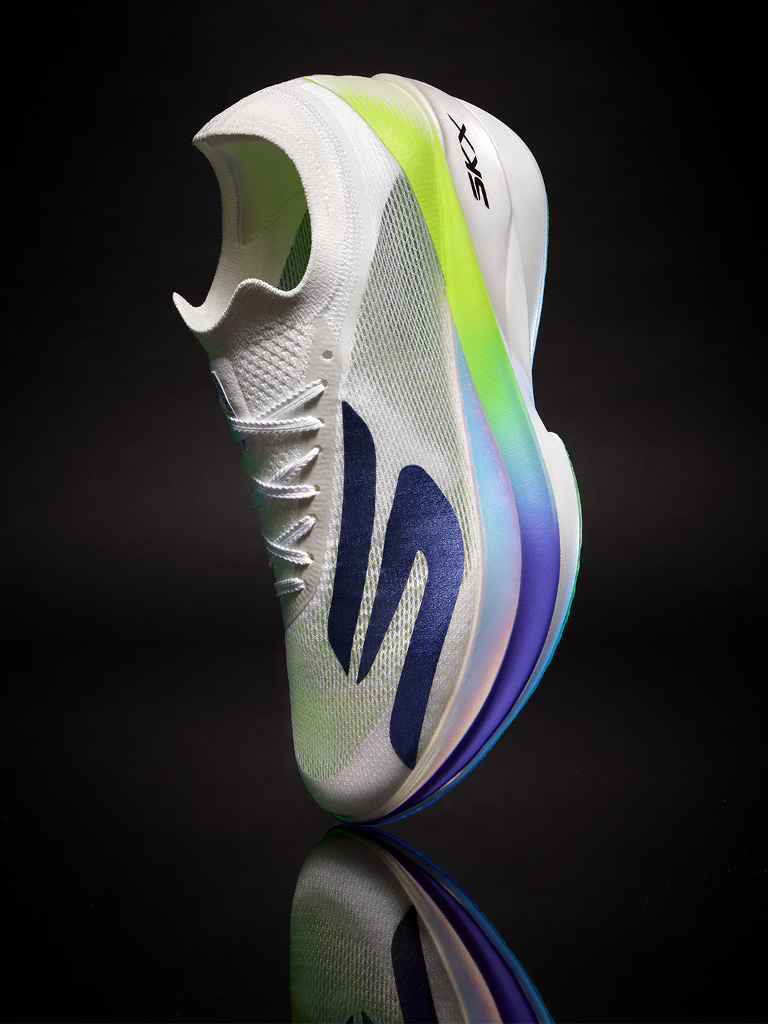 Skechers Aero Elite รองเท้าวิ่งคาร์บอนสำหรับนักวิ่งสายแข่ง